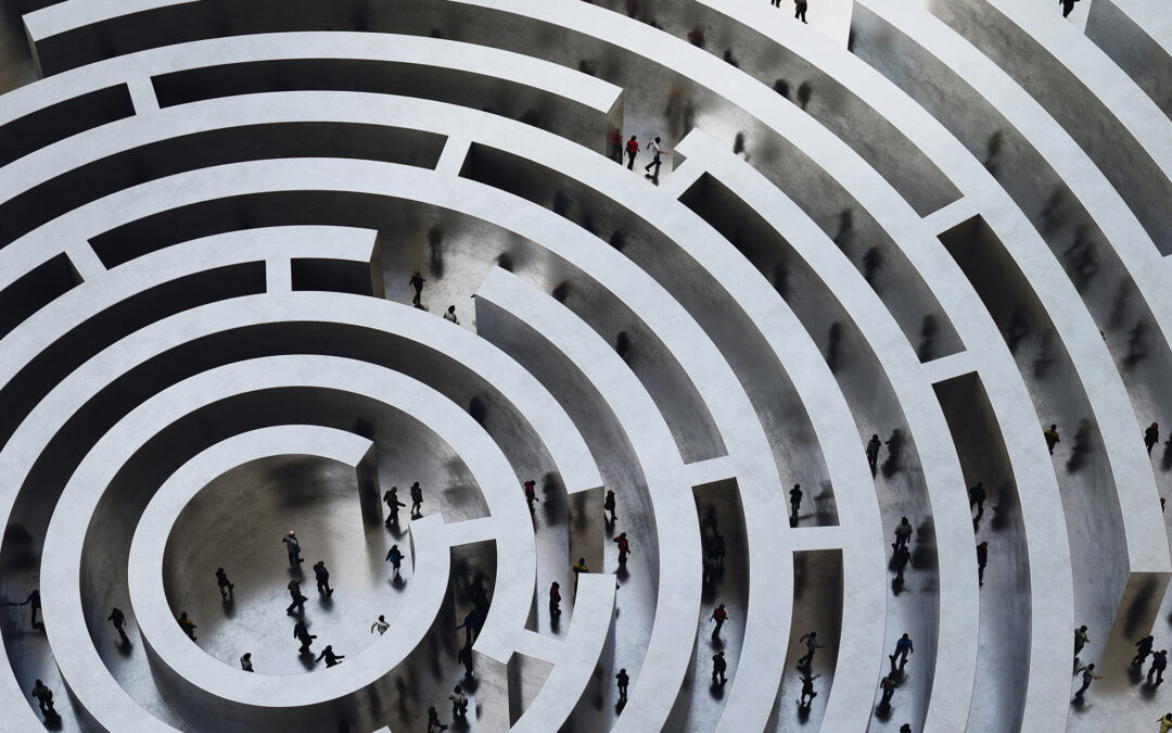 Quando a complexidade cresce, a resposta não é mais ferramenta. É governança.