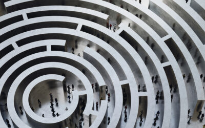 Quando a complexidade cresce, a resposta não é mais ferramenta. É governança.